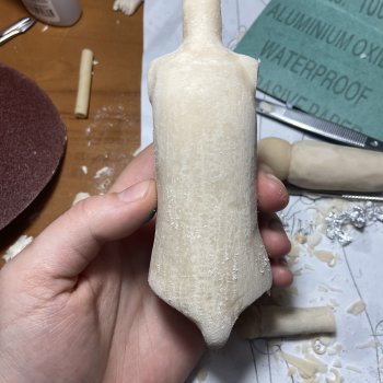 Создание шарнирной куклы - День 17. Шлифуем тело обычной наждачкой, заказываем респиратор, лепим бицепс