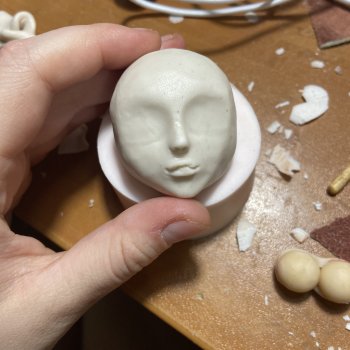 Создание шарнирной куклы. День 26. Передо мной в пакете Дикси лежит отрезанная голова