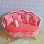 Милый кукольный диванчик и вазон с цветами