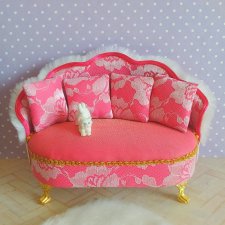 Милый кукольный диванчик и вазон с цветами