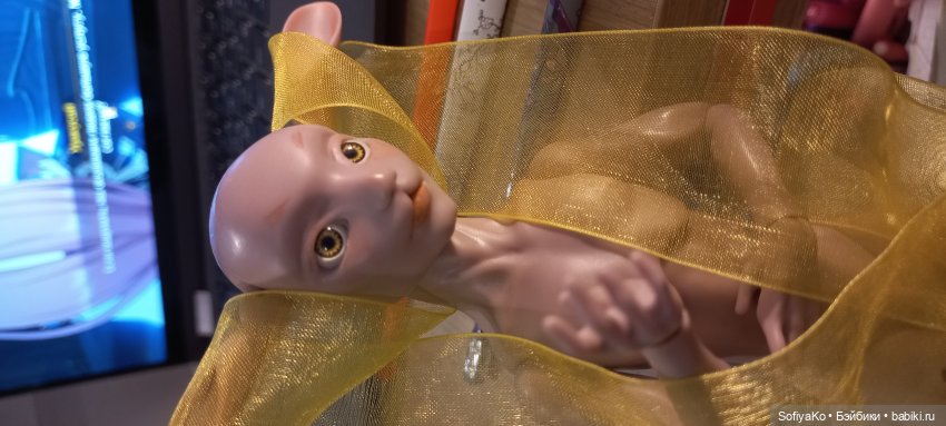 Тори-шалунишка и его брови.