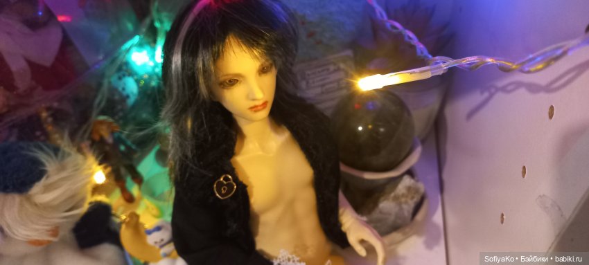 Хитрый, суровый взгляд.