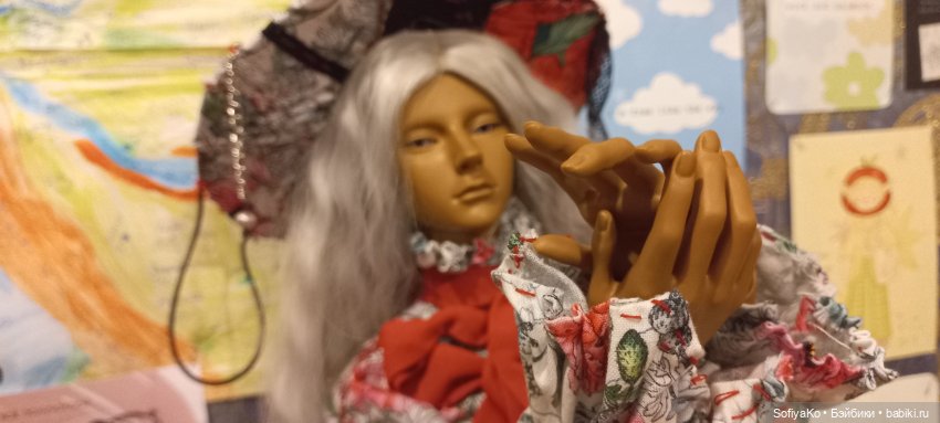 Рэл в парике и полушляпке.