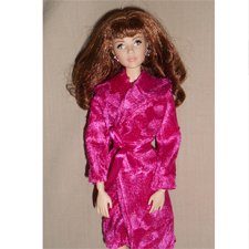 Яркий халат на Барби