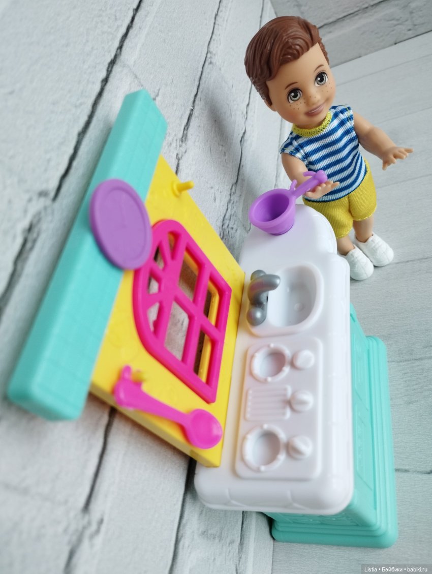 Набор "Малыш на кухне" Barbie Babysitters Inc Toddler & Kitchen Playset (GRP16) (фото 10)
