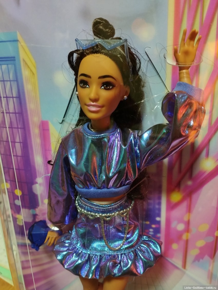Обзор на Барби Делюкс №7 (Barbie Deluxe Style Blue Metallic Doll (JFP42) 2025) (фото 2)