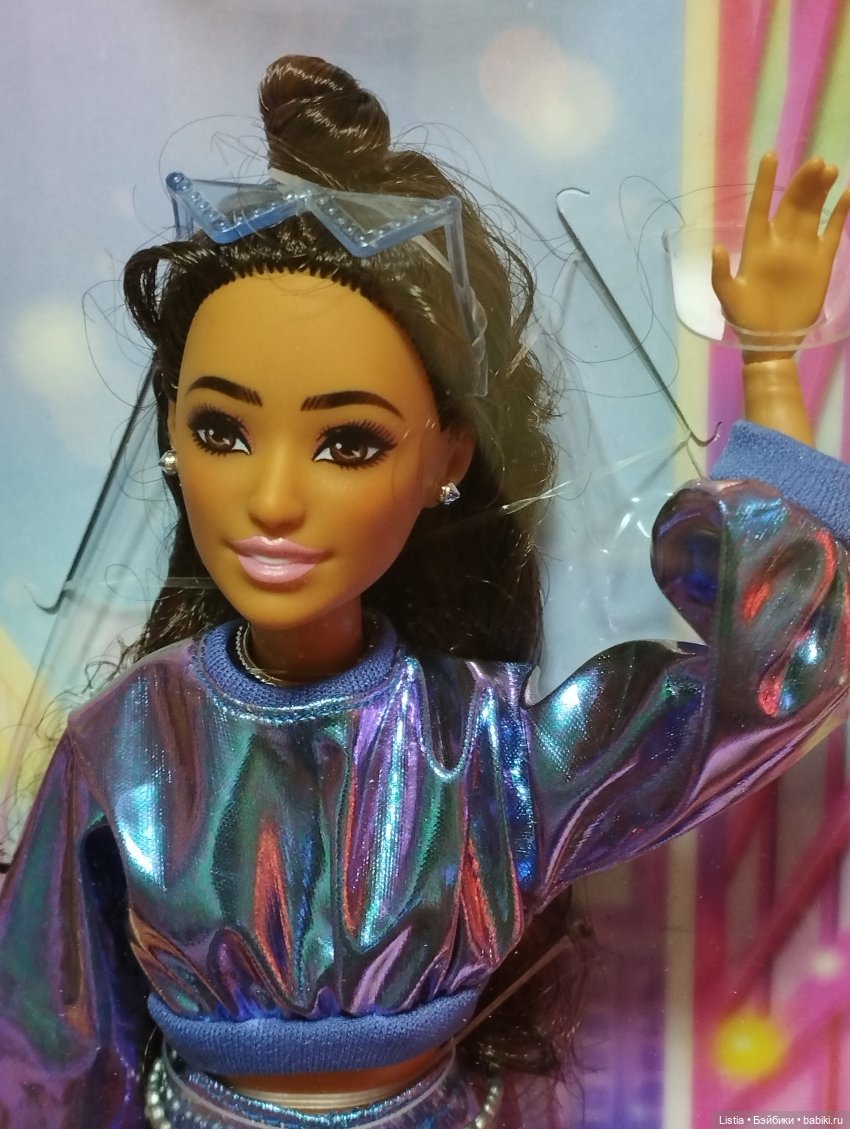 Обзор на Барби Делюкс №7 (Barbie Deluxe Style Blue Metallic Doll (JFP42) 2025) (фото 3)