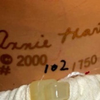 Помогите пожалуйста понять, кто автор этой куклы. Что написано?