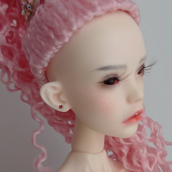 Проколола уши кукле впервые