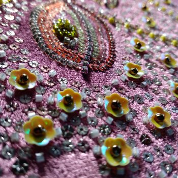 На кейпе из бархата распускаются тропические цветы