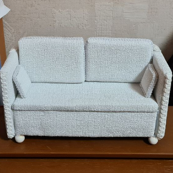 диван и вазочки на школьную ярмарку