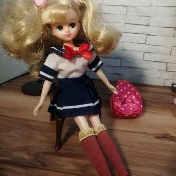 Ликки в школьной форме