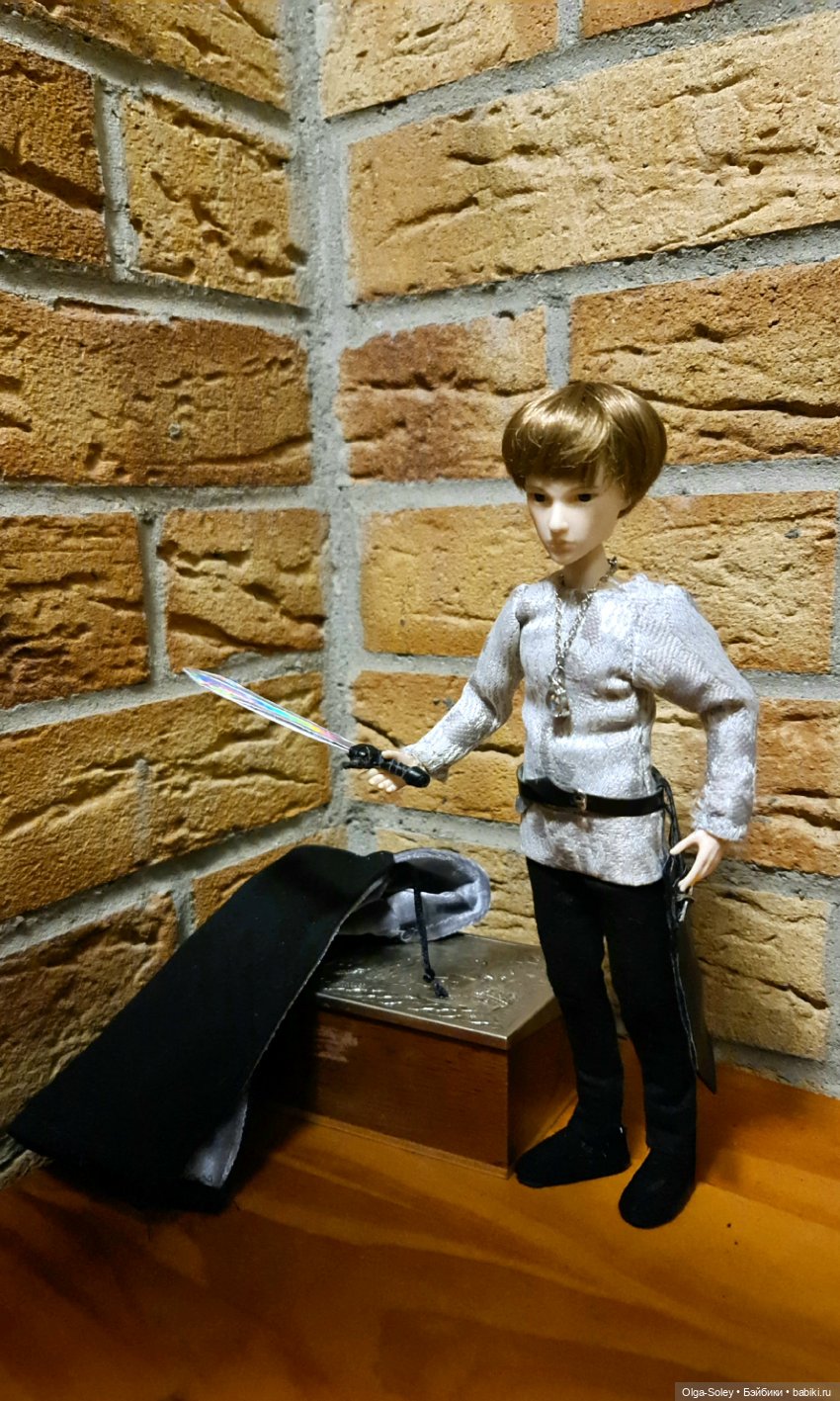 А нашему Гизборну шериф Нотингема попортил все планы. Гай надеялся встретить и произвести впечатление на девицу Мэрион,  но шериф отправил Гизборна охранять сундук,  чтобы всякие Робины не сперли золото.