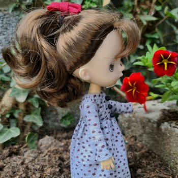 Девочка и цветы