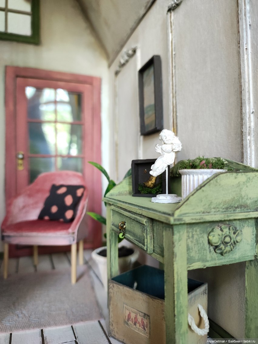 Спальня юной барышни. Миниатюрный кукольный домик масштаба 1/12 (фото 7)