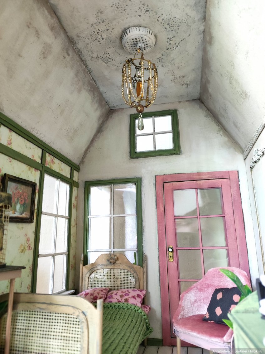 Спальня юной барышни. Миниатюрный кукольный домик масштаба 1/12 (фото 6)