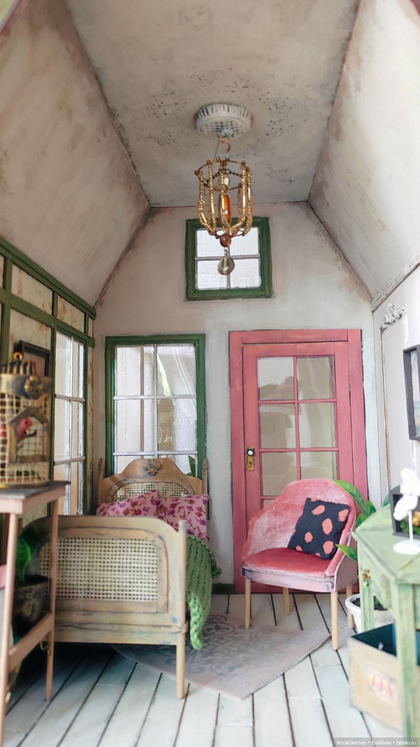 Спальня юной барышни. Миниатюрный кукольный домик масштаба 1/12