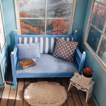 Голубой и синий в кукольном интерьере. Фантазии о полёте или ощущение собственной силы.