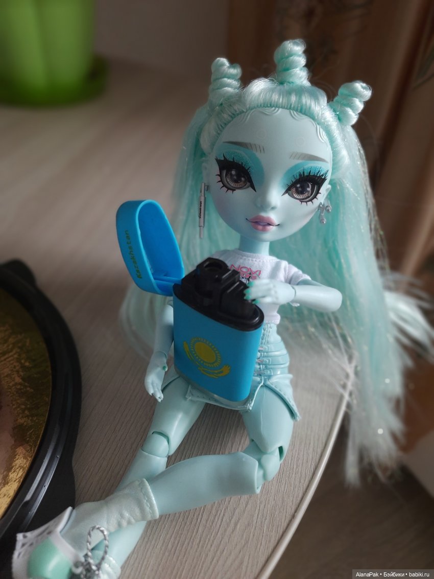 Моя первая Радужка - Зуи (Rainbow High - Zooey Electra) | Бэйбики Моя первая Радужка - Зуи (Rainbow High - Zooey Electra) (фото 9)