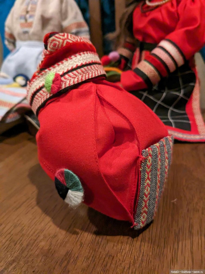 Такой вариант окончательный. Может быть добавлю бисера черного, золото для меня перебор. Вопрос с паричком придумала как решить, мне просто нужна еще одна кукла)) безволосая)