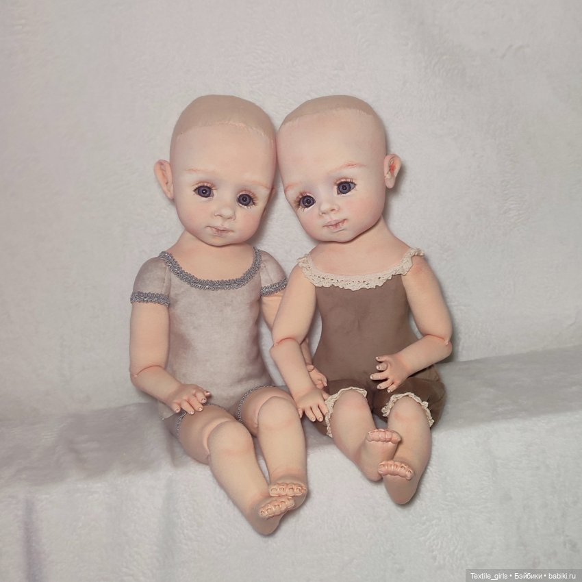 Здесь уже похожи на людей но ещё совсем лысики