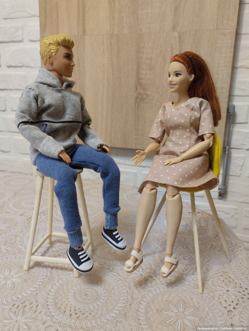 Алекс и Антон обсуждают мебель для кафе (фото 2)