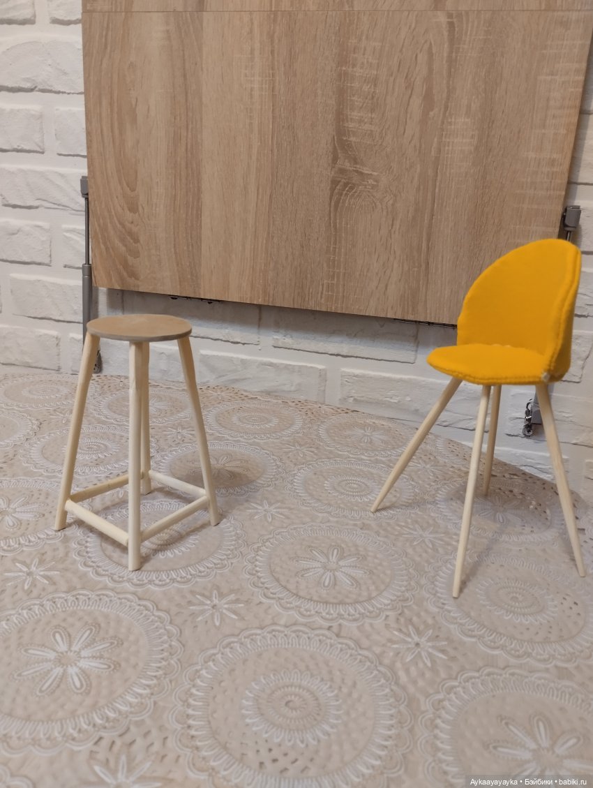 Алекс и Антон обсуждают мебель для кафе