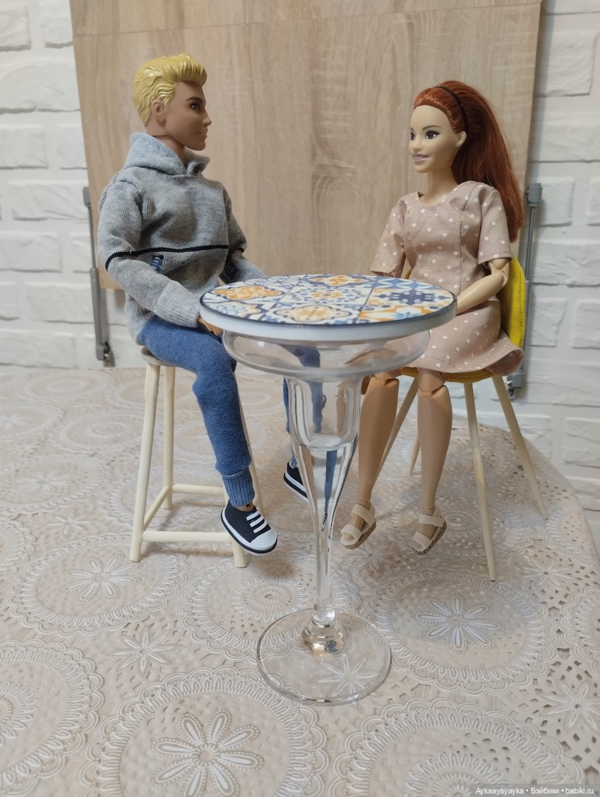 Алекс и Антон обсуждают мебель для кафе (фото 3)