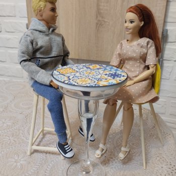 Алекс и Антон обсуждают мебель для кафе