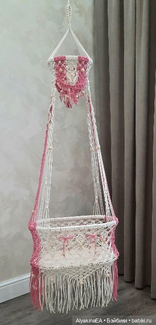 Колыбель для пупса. Общая высота 130 см. Размер люльки 18х40х25 см (в,д,ш)