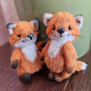 Стая крошечных лисят