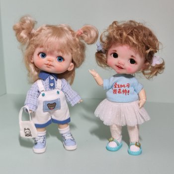 Девчули мои всё наряжаются и наряжаются.