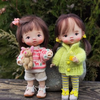 Юмико и Аяночка на прогулке.