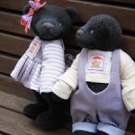 Парочка темно-синих медведе