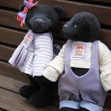 Парочка темно-синих медведе