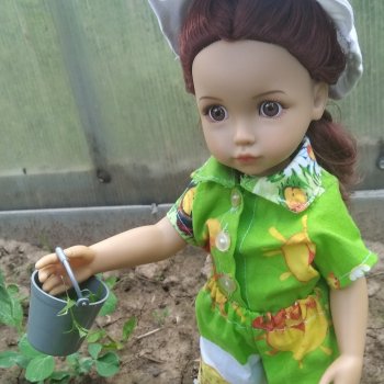 На даче .Светочка  на гороховых грядках.