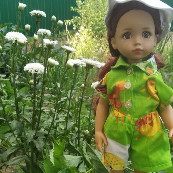 На даче,  Светочка  с цветочками