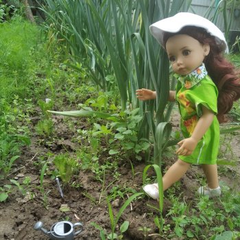 Светочка на даче , эх лук лучок!