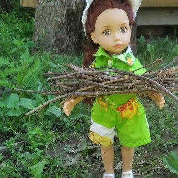 Светочка на даче собирает хворост