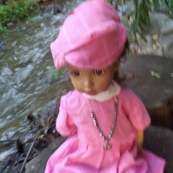 А  по камушкам по  круглым камушка" река "бежит.