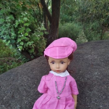 Я  сижу на камушке