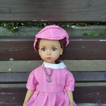 В парке на качелях.