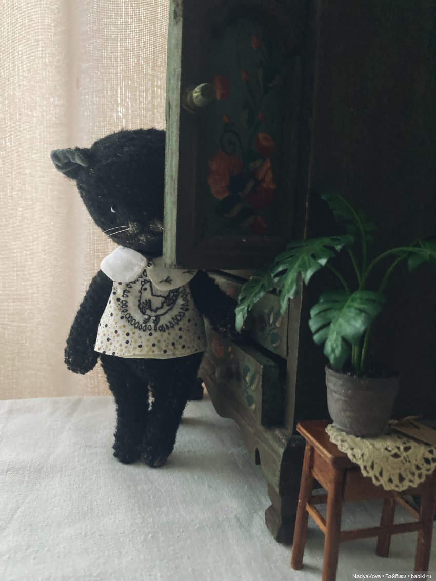 Мохер, наполнение: можжевельник + кедр, гречишная лузга, синтепух, металлический гранулят, вибрисы - усы от живого котика (сам отдал и вполне себе доволен). Рост 18 см ( стоя).