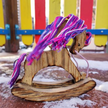 Деревянные лошадки