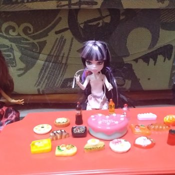 Монстряшки решили перекусить.