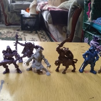 Мои игрушки, живущие в одной комнате с моими куклами.