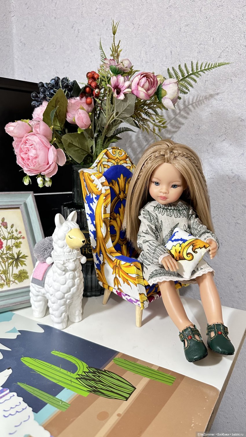 Кресло ручной работы для кукол Паола Рейна. На кукле платье изо льна, сандали из кожи моего авторства