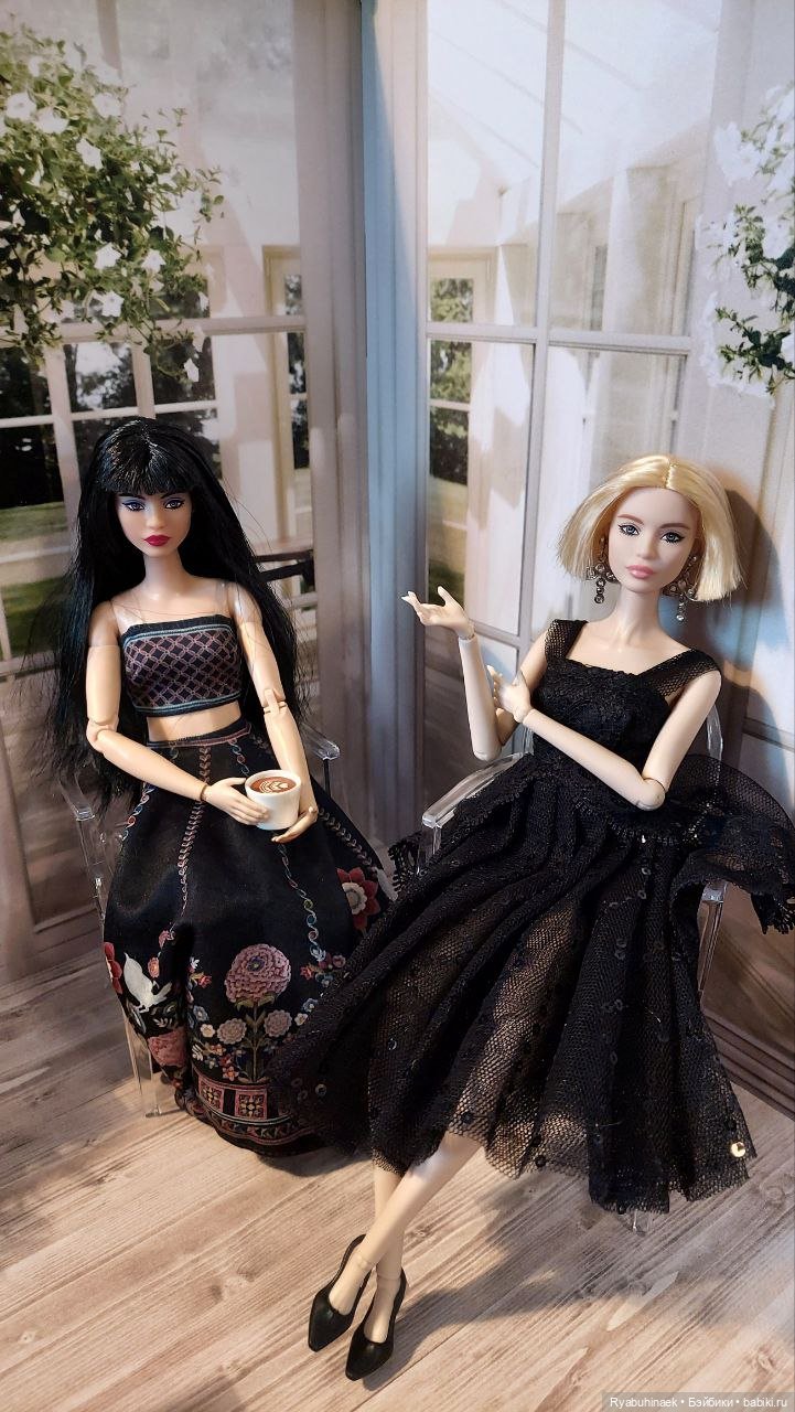 Помните фото двух див голливуда, с шикарным деколье?