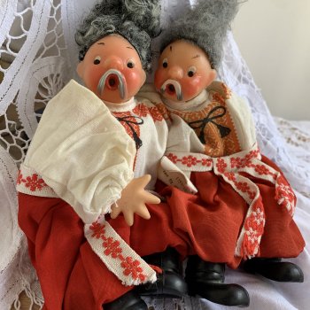 … Выясняли кто сильнее, У кого усы длиннее. Близняшки