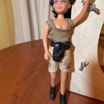 Барби с накаченной грудью.